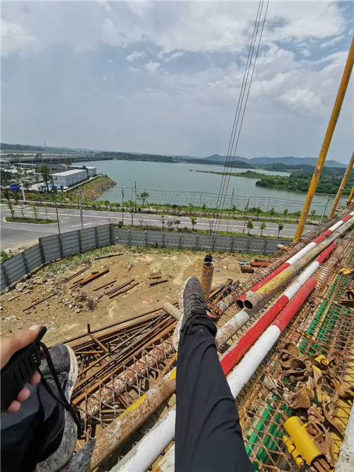 靖安县作业中发生设备损坏或人员意外，责任怎么划分？